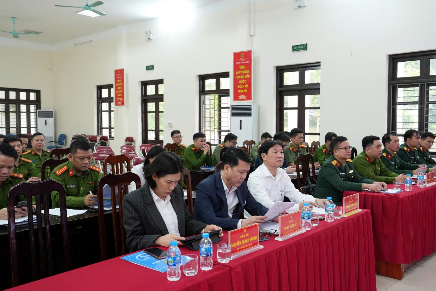 Ảnh có chứa trang phục, trong nhà, người, tường  Nội dung do AI tạo ra có thể không chính xác.