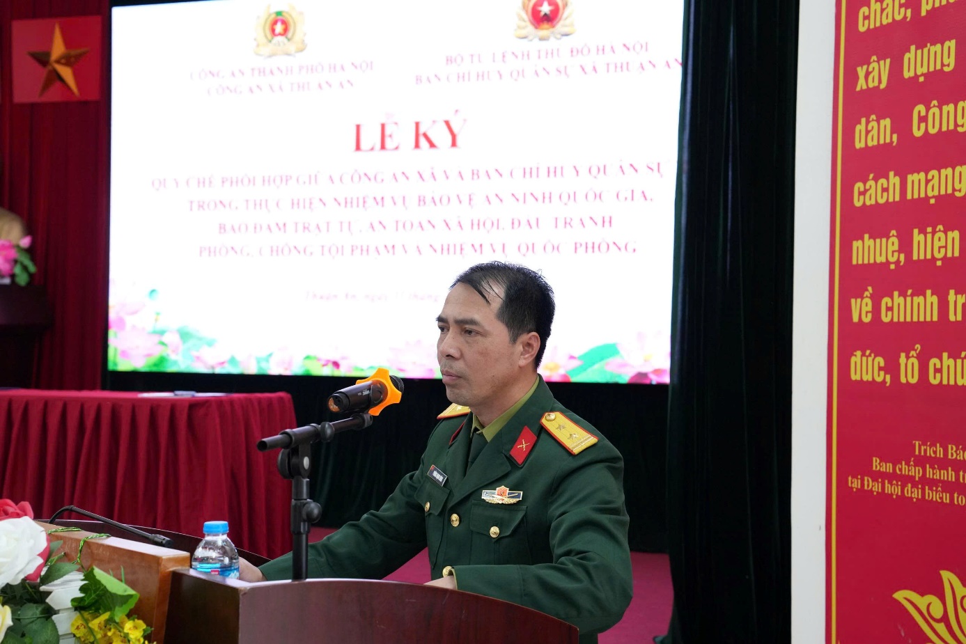 Ảnh có chứa văn bản, trang phục, người, Mặt người  Nội dung do AI tạo ra có thể không chính xác.