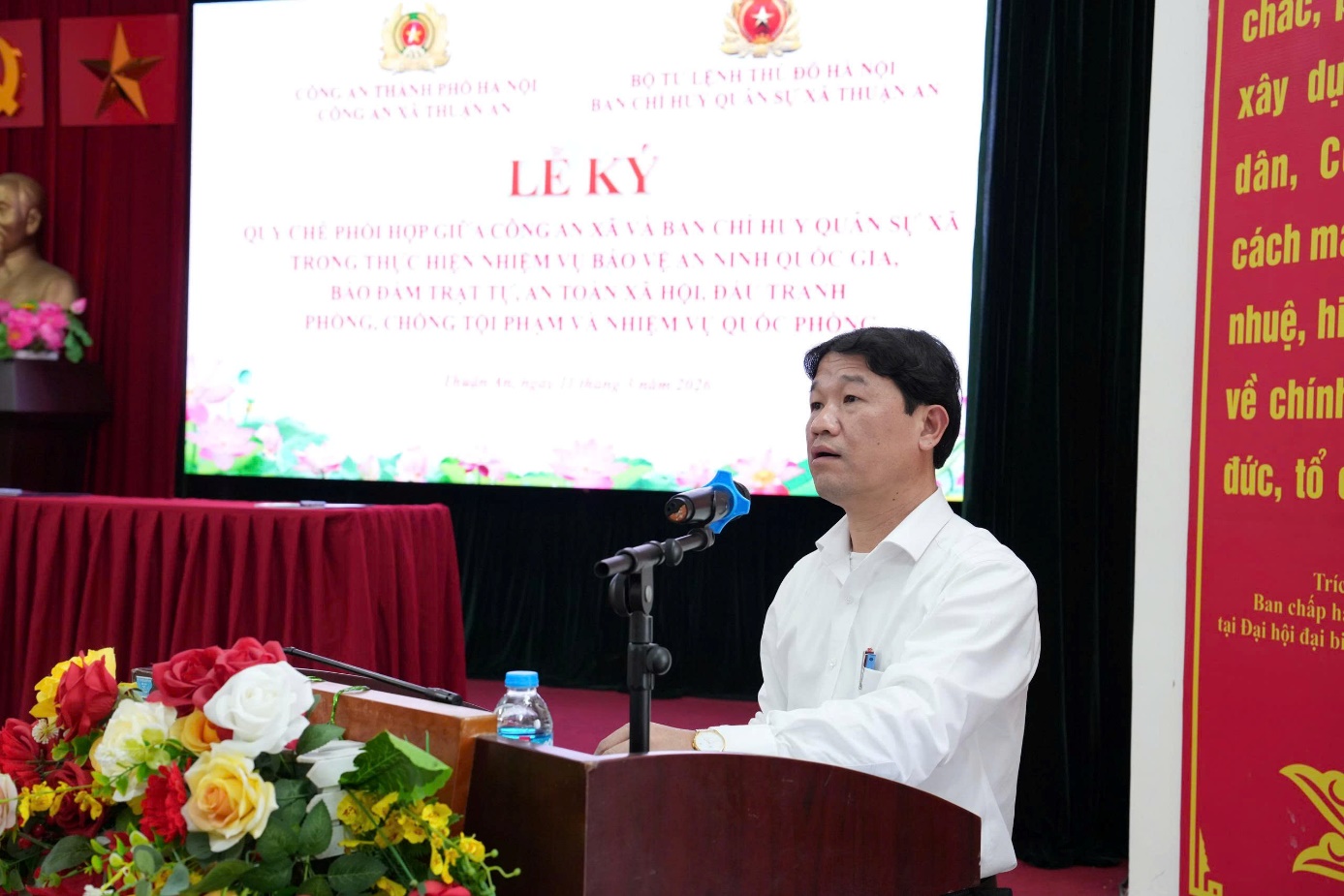 Ảnh có chứa văn bản, hoa, trang phục, Mặt người  Nội dung do AI tạo ra có thể không chính xác.