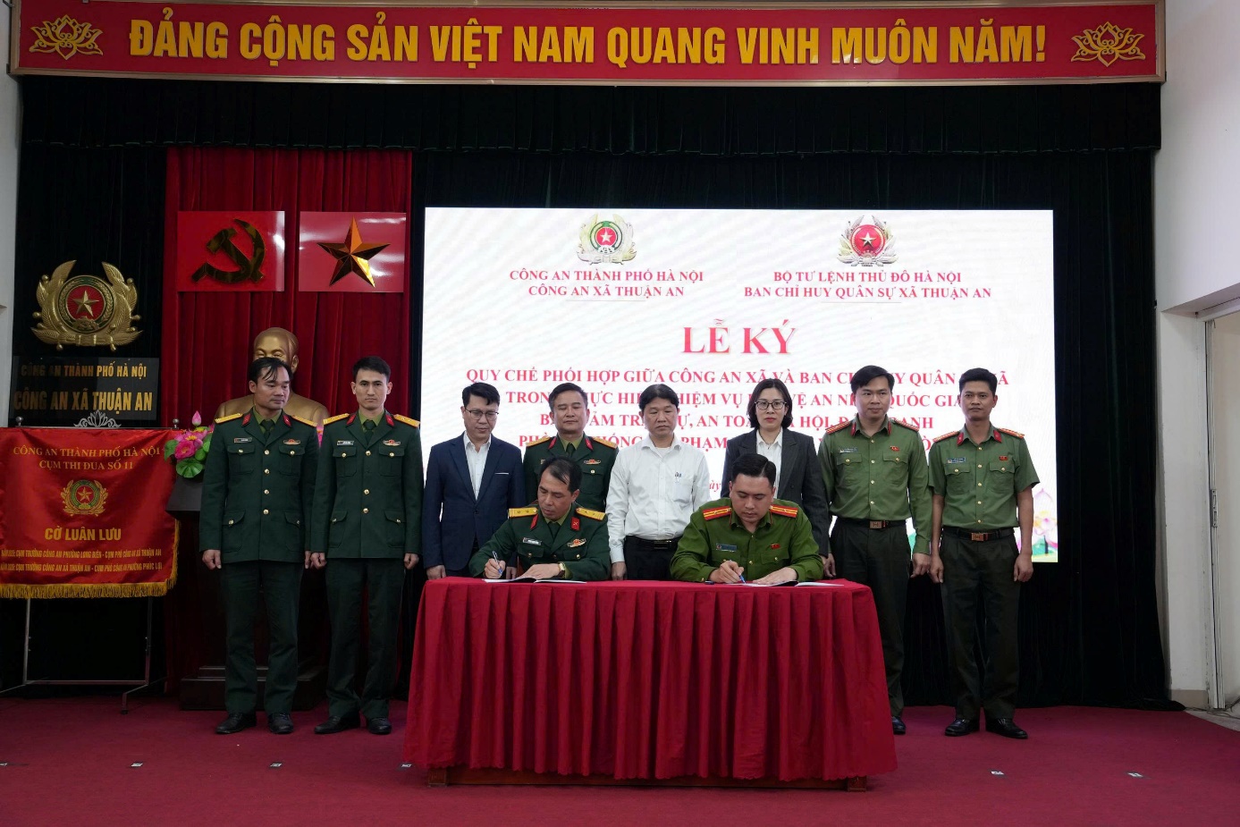 Ảnh có chứa trang phục, người, đàn ông, trong nhà  Nội dung do AI tạo ra có thể không chính xác.