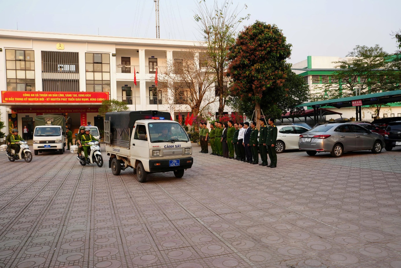 Ảnh có chứa ngoài trời, Phương tiện đường bộ, văn bản, phương tiện  Nội dung do AI tạo ra có thể không chính xác.