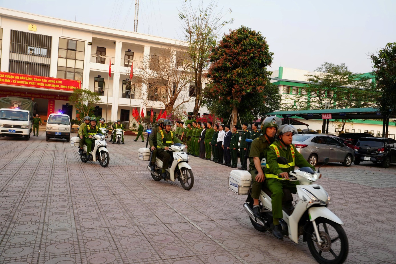Ảnh có chứa ngoài trời, phương tiện, bánh xe, Phương tiện đường bộ  Nội dung do AI tạo ra có thể không chính xác.