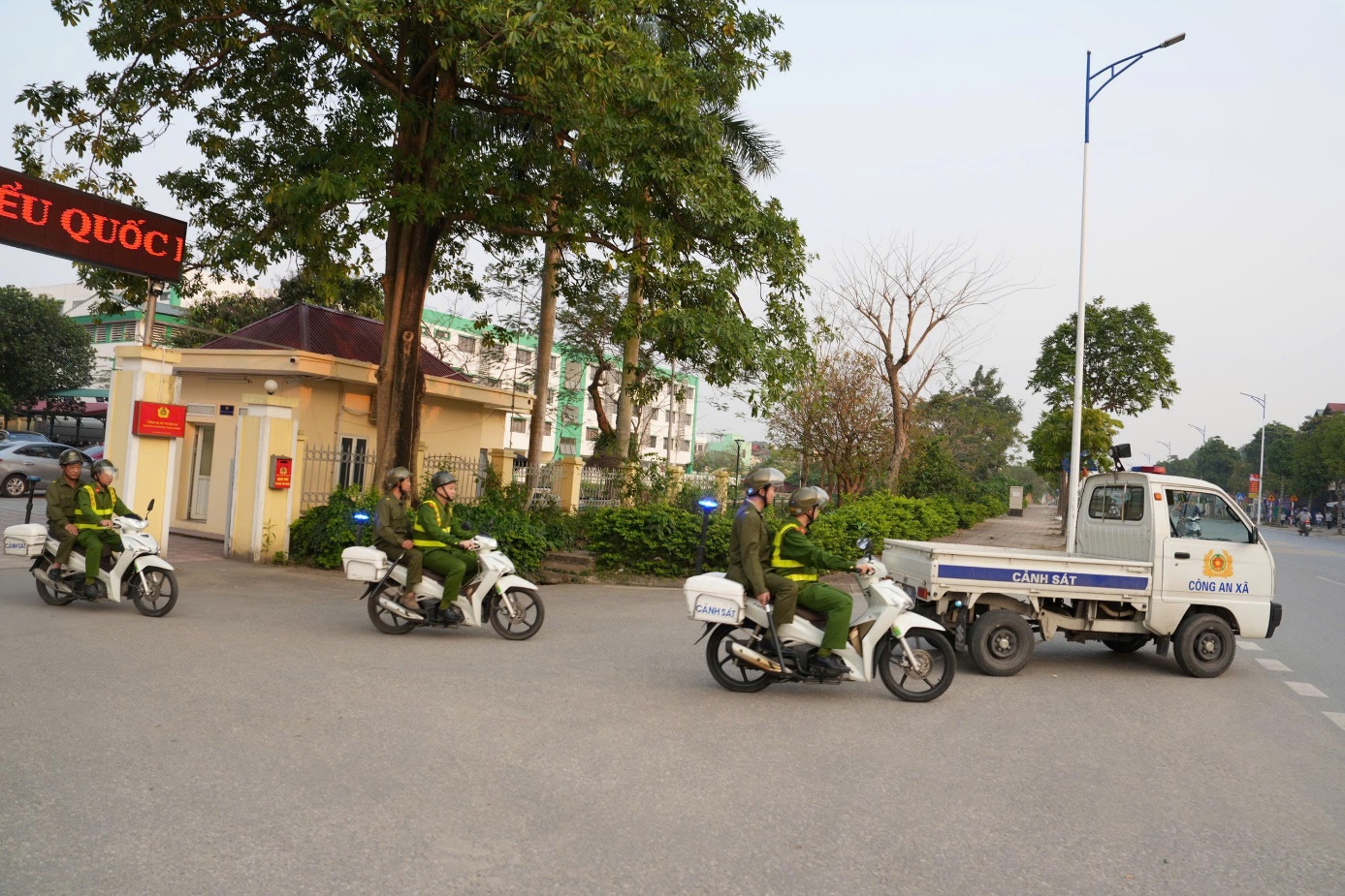 Ảnh có chứa bánh xe, ngoài trời, phương tiện, Phương tiện đường bộ  Nội dung do AI tạo ra có thể không chính xác.