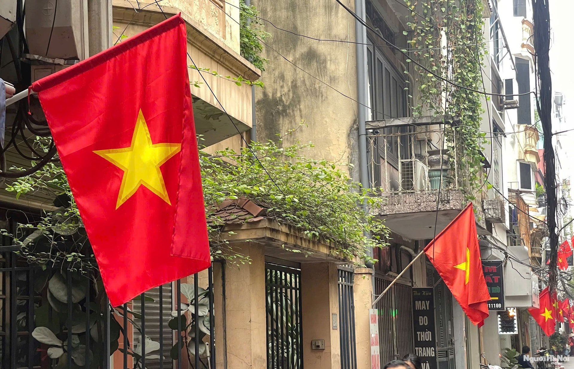 Treo cờ Tổ quốc chào mừng Ngày bầu cử đại biểu Quốc hội khóa XVI và đại biểu HĐND các cấp nhiệm kỳ 2026 – 2031- Ảnh 1.