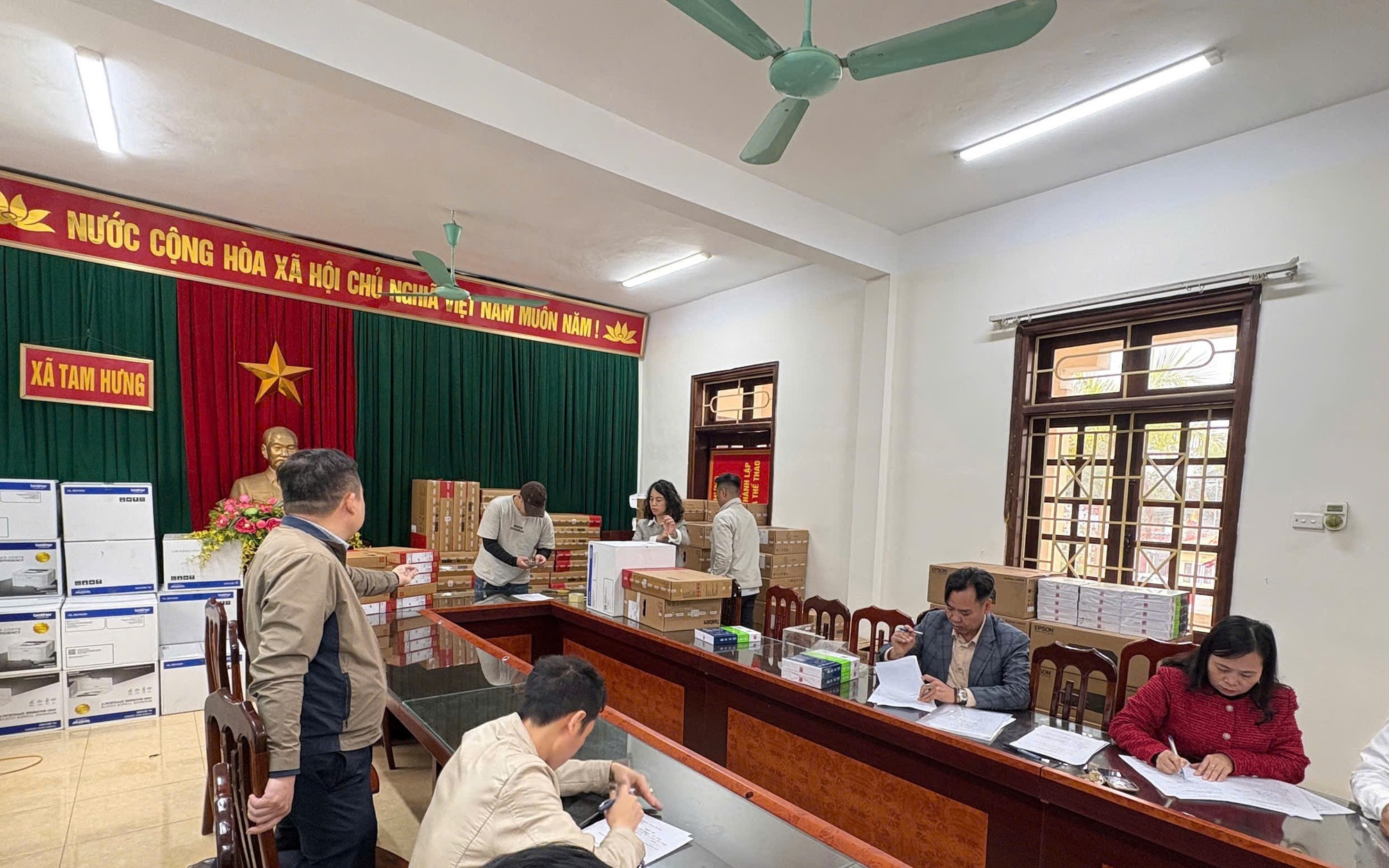 Tam Hưng bàn giao 22 bộ máy vi tính, máy in cho các chi bộ thôn phục vụ công tác bầu cử và chuyển đổi số