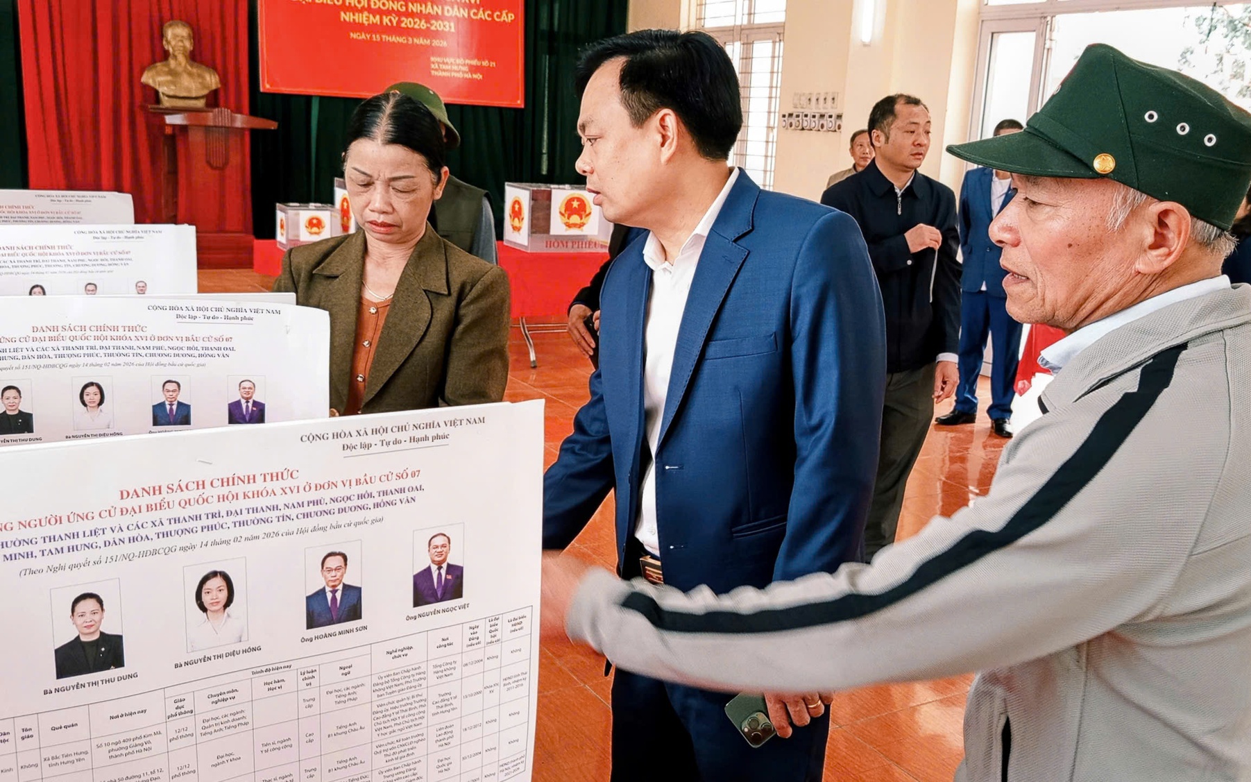 Lãnh đạo xã Tam Hưng kiểm tra công tác chuẩn bị bầu cử tại các khu vực bỏ phiếu