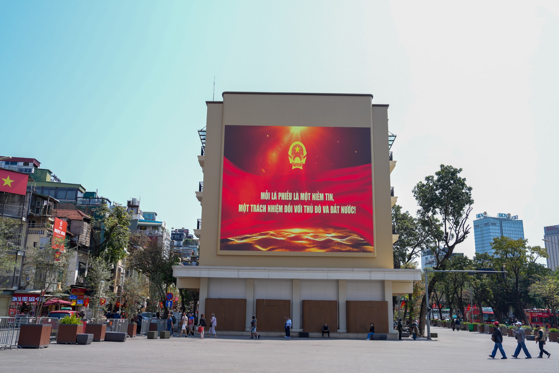 Phường Hoàn Kiếm rực rỡ cờ hoa chào đón ngày bầu cử- Ảnh 1.