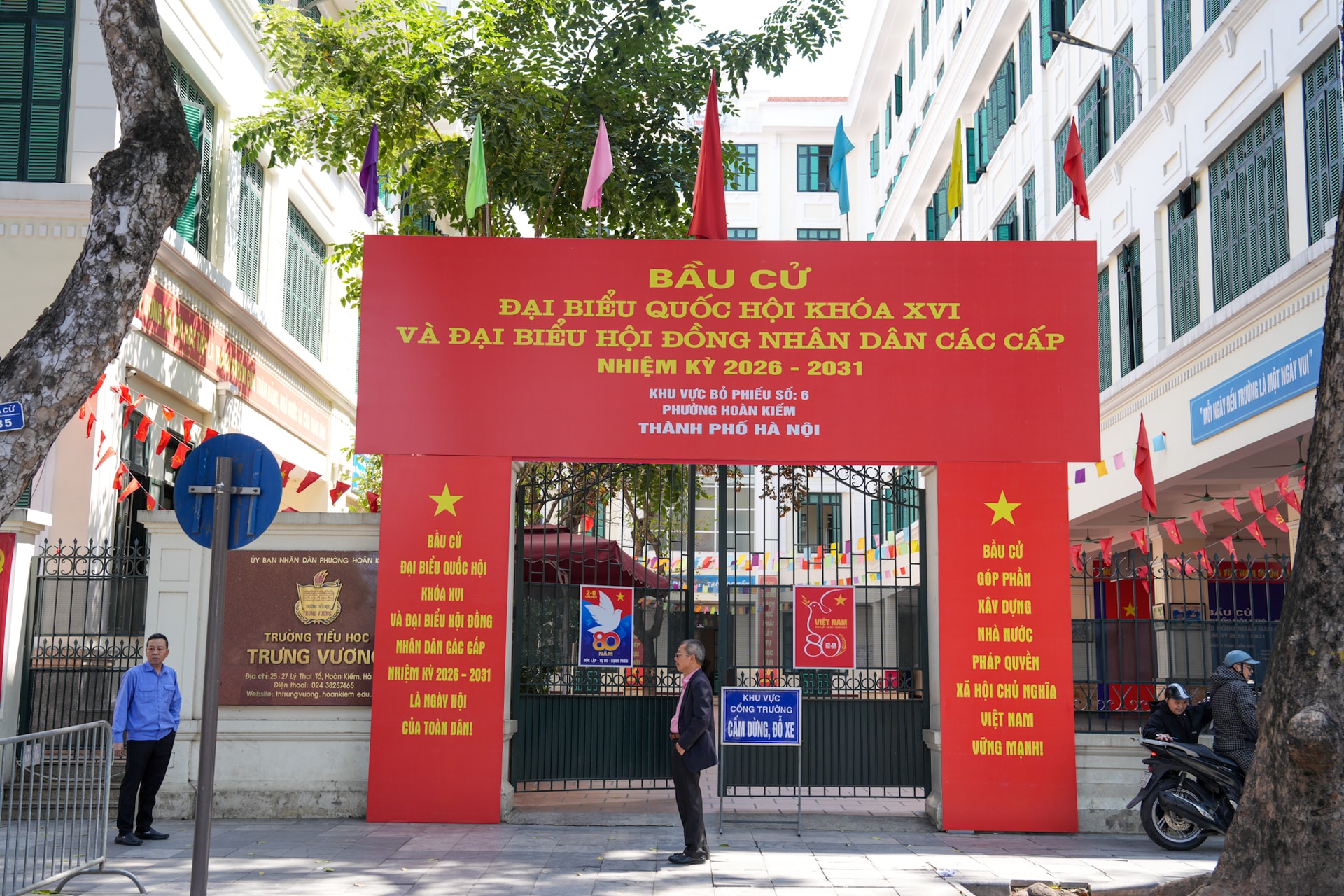 Phường Hoàn Kiếm rực rỡ cờ hoa chào đón ngày bầu cử- Ảnh 3.