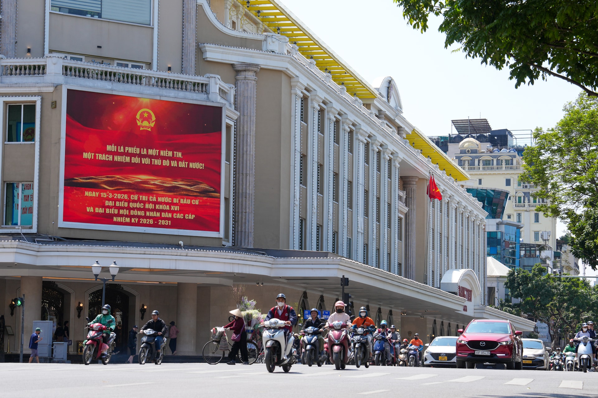 Phường Hoàn Kiếm rực rỡ cờ hoa chào đón ngày bầu cử- Ảnh 7.