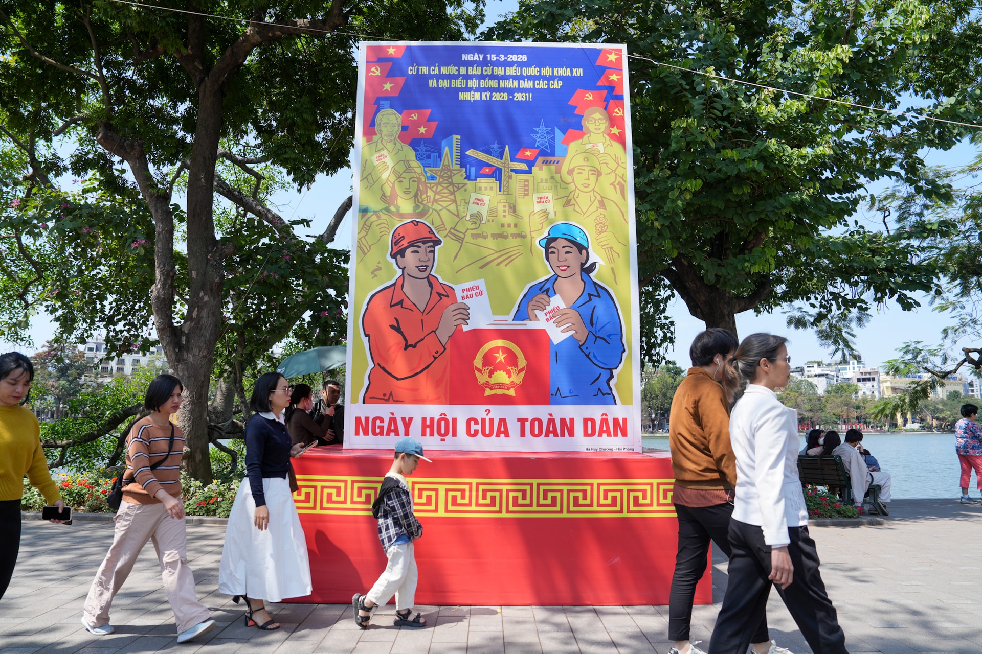 Phường Hoàn Kiếm rực rỡ cờ hoa chào đón ngày bầu cử- Ảnh 6.