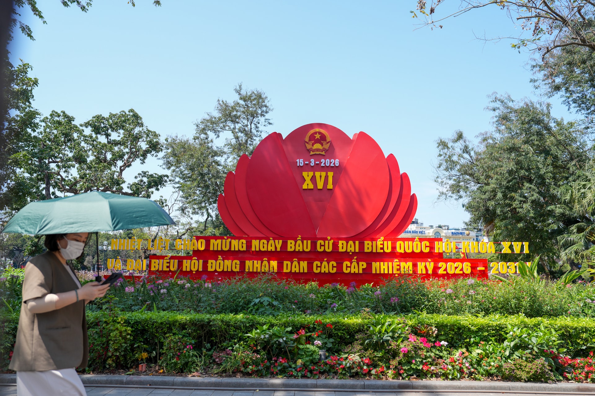 Phường Hoàn Kiếm rực rỡ cờ hoa chào đón ngày bầu cử- Ảnh 2.