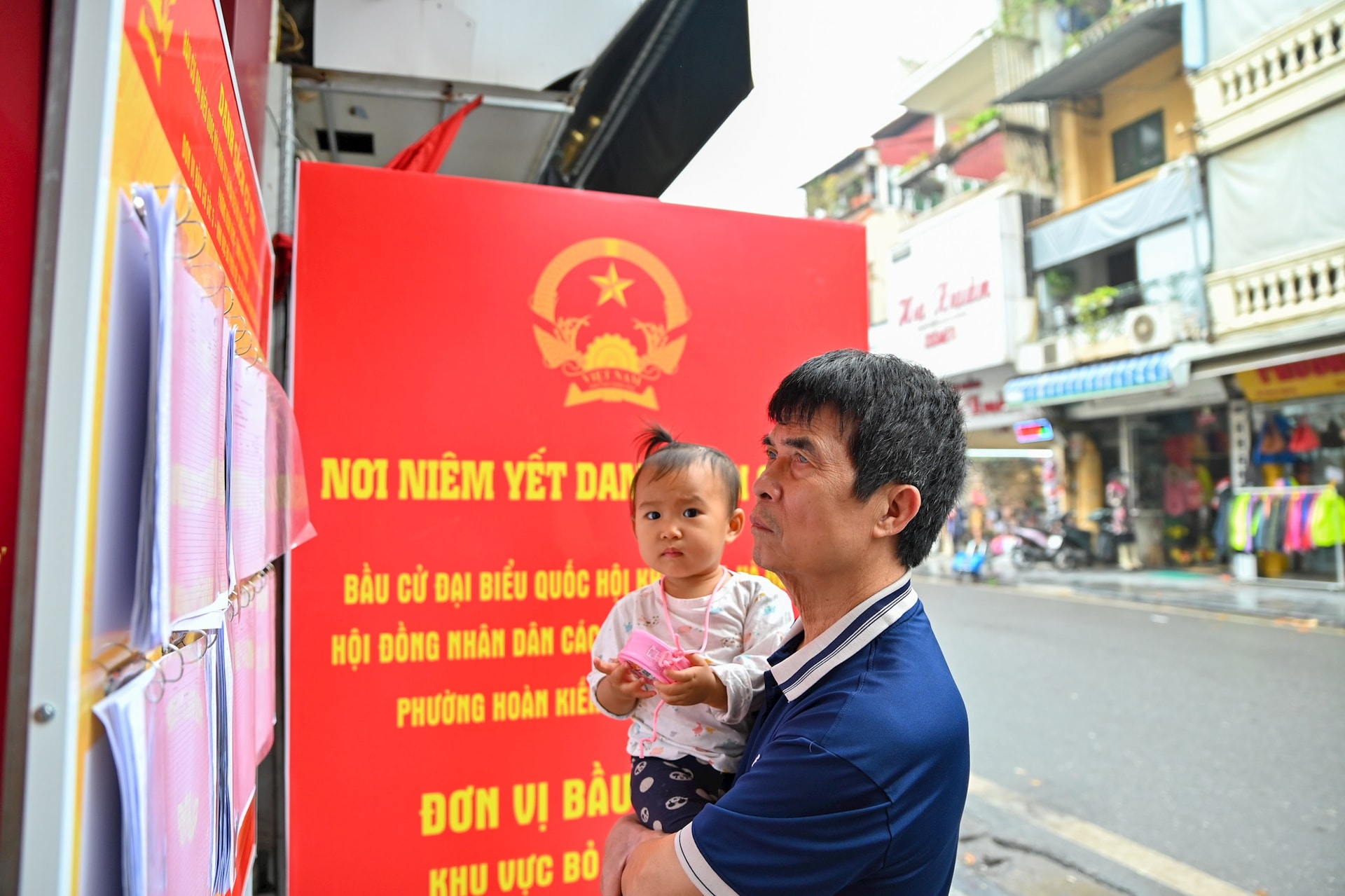 Phường Hoàn Kiếm rực rỡ cờ hoa chào đón ngày bầu cử- Ảnh 12.