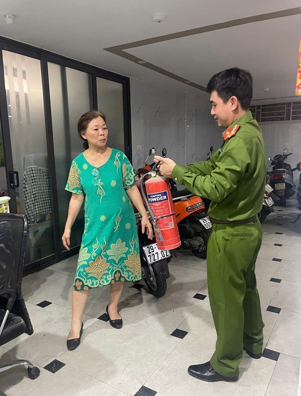 Tăng cường kiểm tra an toàn PCCC tại các nhà nhiều căn hộ (chung cư mini) trên địa bàn phường Ô Chợ Dừa- Ảnh 2.