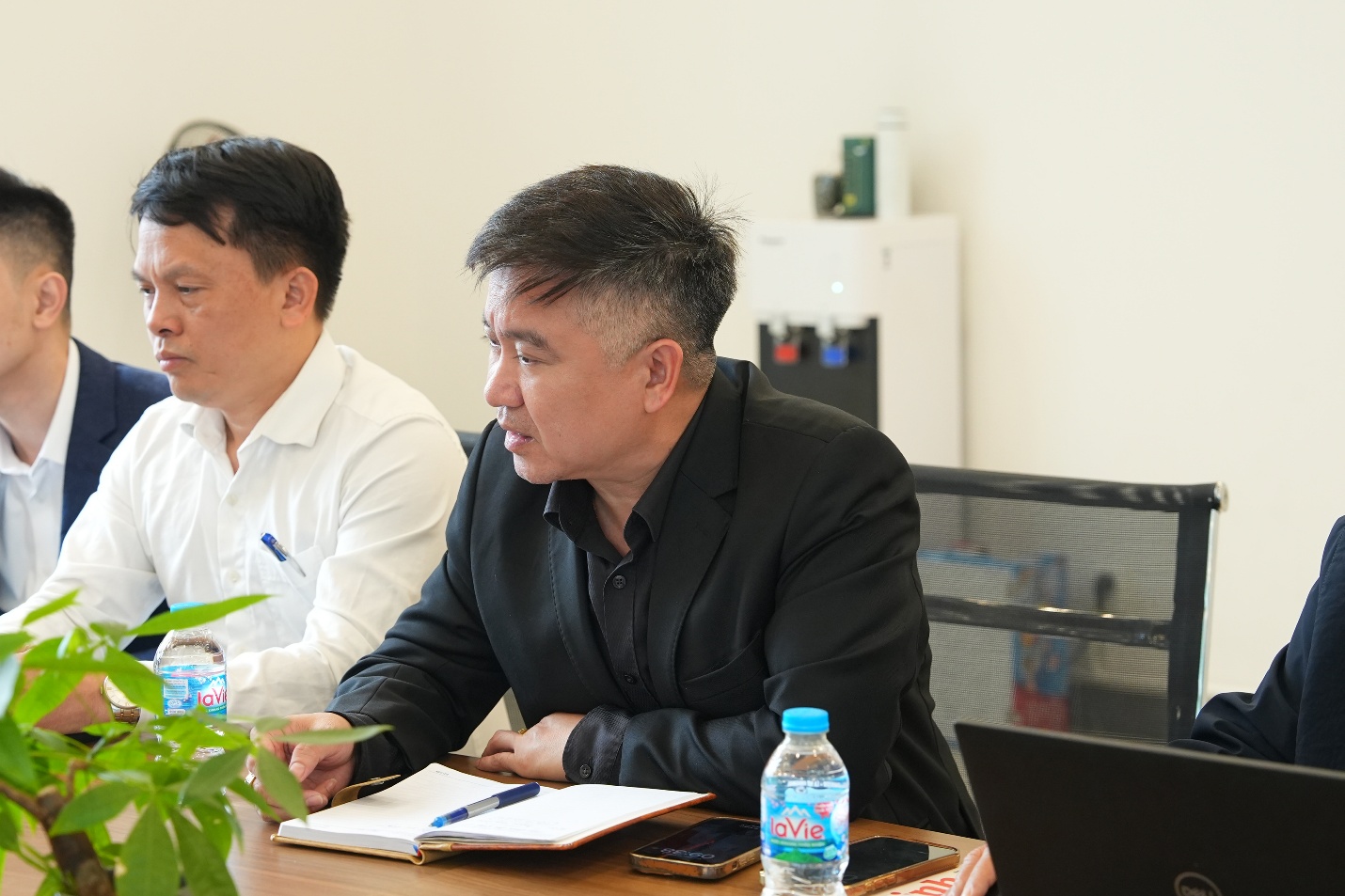 Đồng chí Nguyễn Việt Hà- Bí thư Đảng ủy xã kiểm tra làm việc với Đơn vị bầu cử số 6- Ảnh 2.