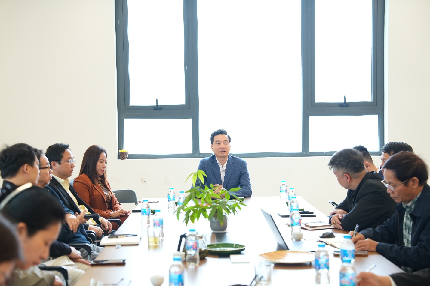 Đồng chí Nguyễn Việt Hà- Bí thư Đảng ủy xã kiểm tra làm việc với Đơn vị bầu cử số 6- Ảnh 3.