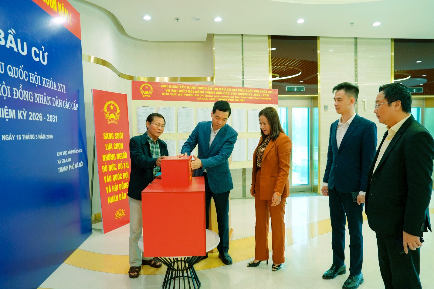 Đồng chí Nguyễn Việt Hà- Bí thư Đảng ủy xã kiểm tra làm việc với Đơn vị bầu cử số 6- Ảnh 4.