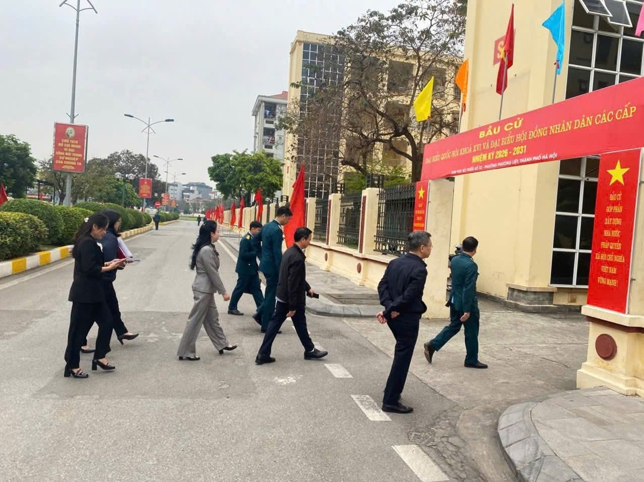 Phường Phương Liệt tăng cường giám sát công tác chuẩn bị bầu cử, bảo đảm ngày hội toàn dân diễn ra đúng luật, an toàn- Ảnh 4.