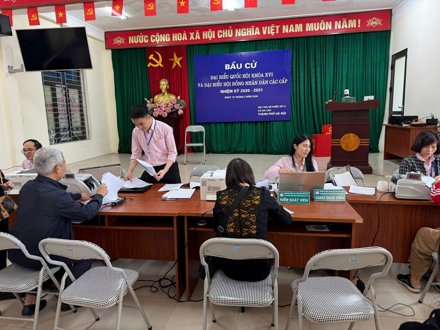 CÁC ĐOÀN THỂ CHÍNH TRỊ - XÃ HỘI XÃ GIA LÂM PHỐI HỢP PHÒNG GIAO DỊCH NHCSXH GIA LÂM TỔ CHỨC CÁC HOẠT ĐỘNG THIẾT THỰC CHÀO MỪNG BẦU CỬ QUỐC HỘI KHÓA XVI- Ảnh 1.