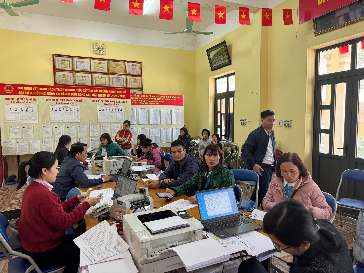 CÁC ĐOÀN THỂ CHÍNH TRỊ - XÃ HỘI XÃ GIA LÂM PHỐI HỢP PHÒNG GIAO DỊCH NHCSXH GIA LÂM TỔ CHỨC CÁC HOẠT ĐỘNG THIẾT THỰC CHÀO MỪNG BẦU CỬ QUỐC HỘI KHÓA XVI- Ảnh 2.