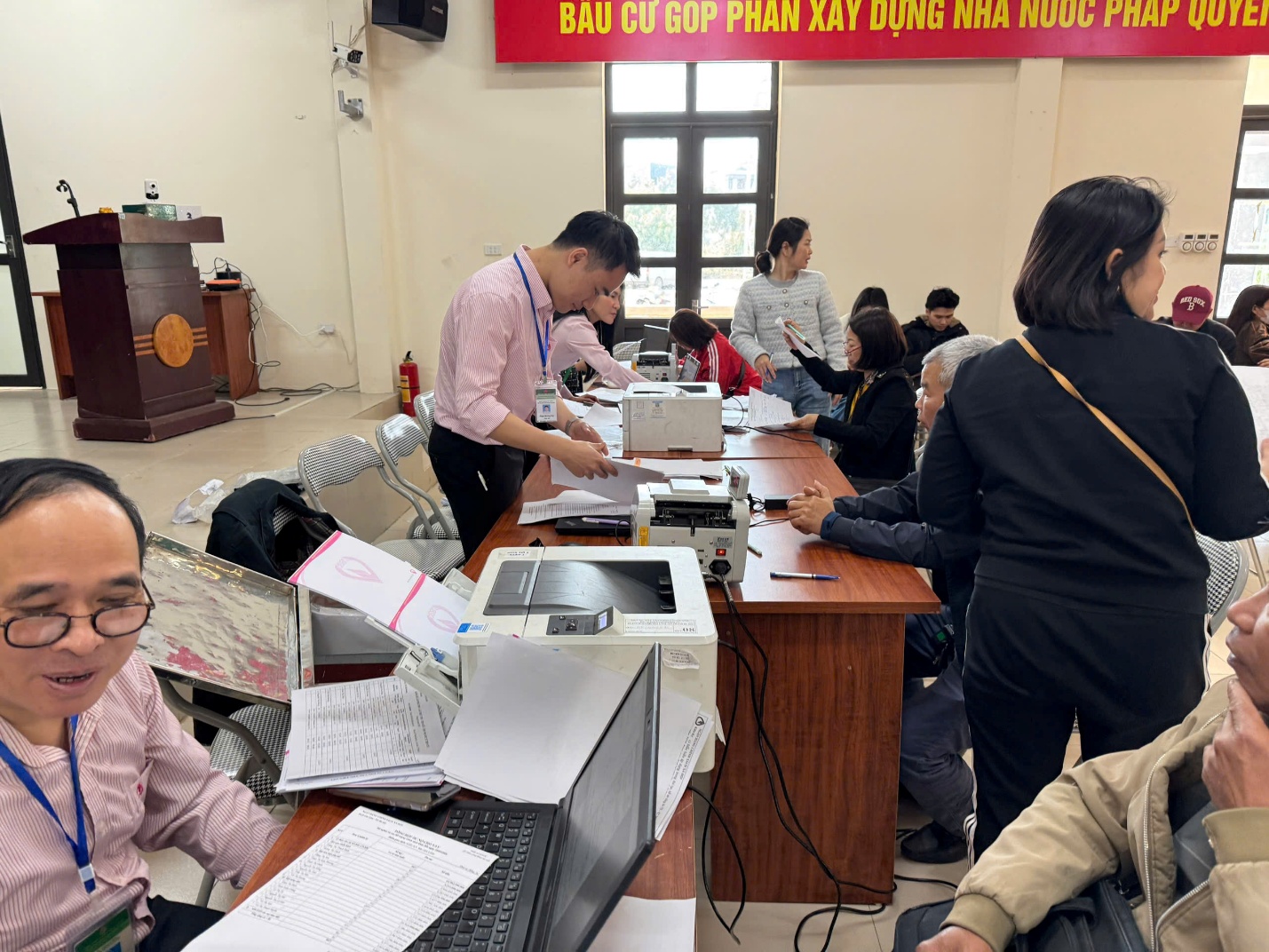 CÁC ĐOÀN THỂ CHÍNH TRỊ - XÃ HỘI XÃ GIA LÂM PHỐI HỢP PHÒNG GIAO DỊCH NHCSXH GIA LÂM TỔ CHỨC CÁC HOẠT ĐỘNG THIẾT THỰC CHÀO MỪNG BẦU CỬ QUỐC HỘI KHÓA XVI- Ảnh 3.