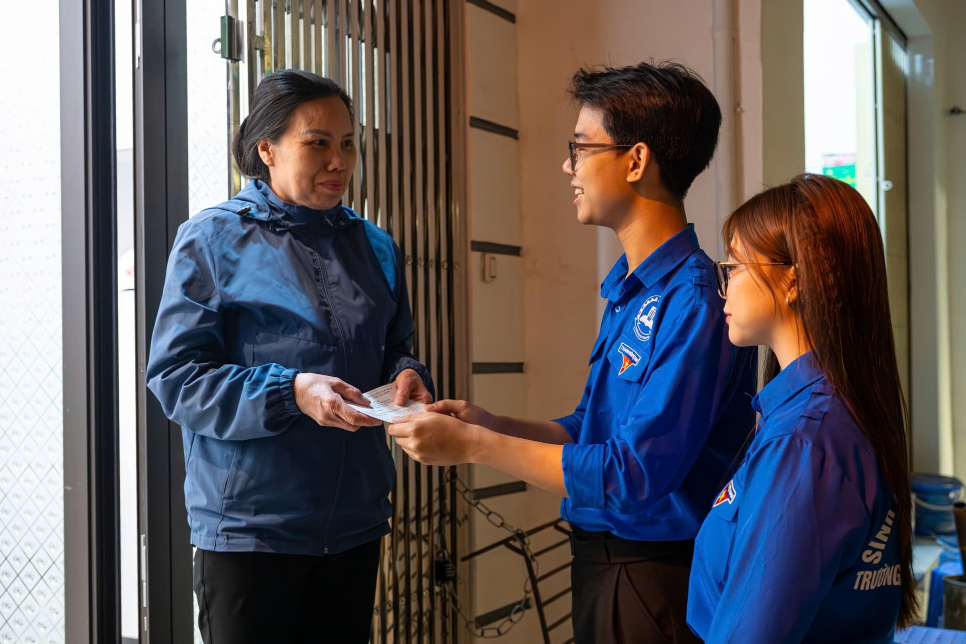 “Áo xanh” đi từng ngõ, gõ từng nhà phát thẻ cử tri trước giờ G- Ảnh 5.