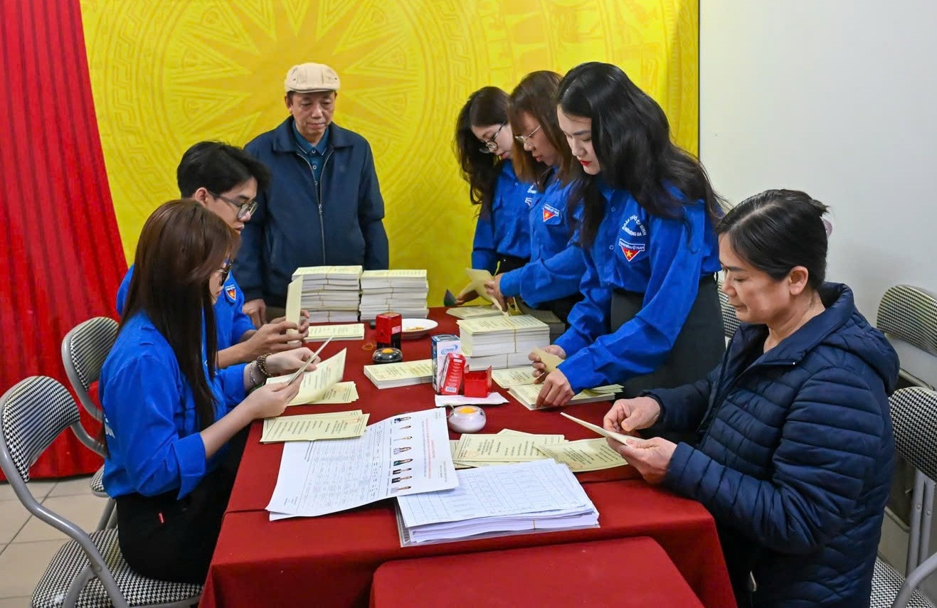 “Áo xanh” đi từng ngõ, gõ từng nhà phát thẻ cử tri trước giờ G- Ảnh 1.