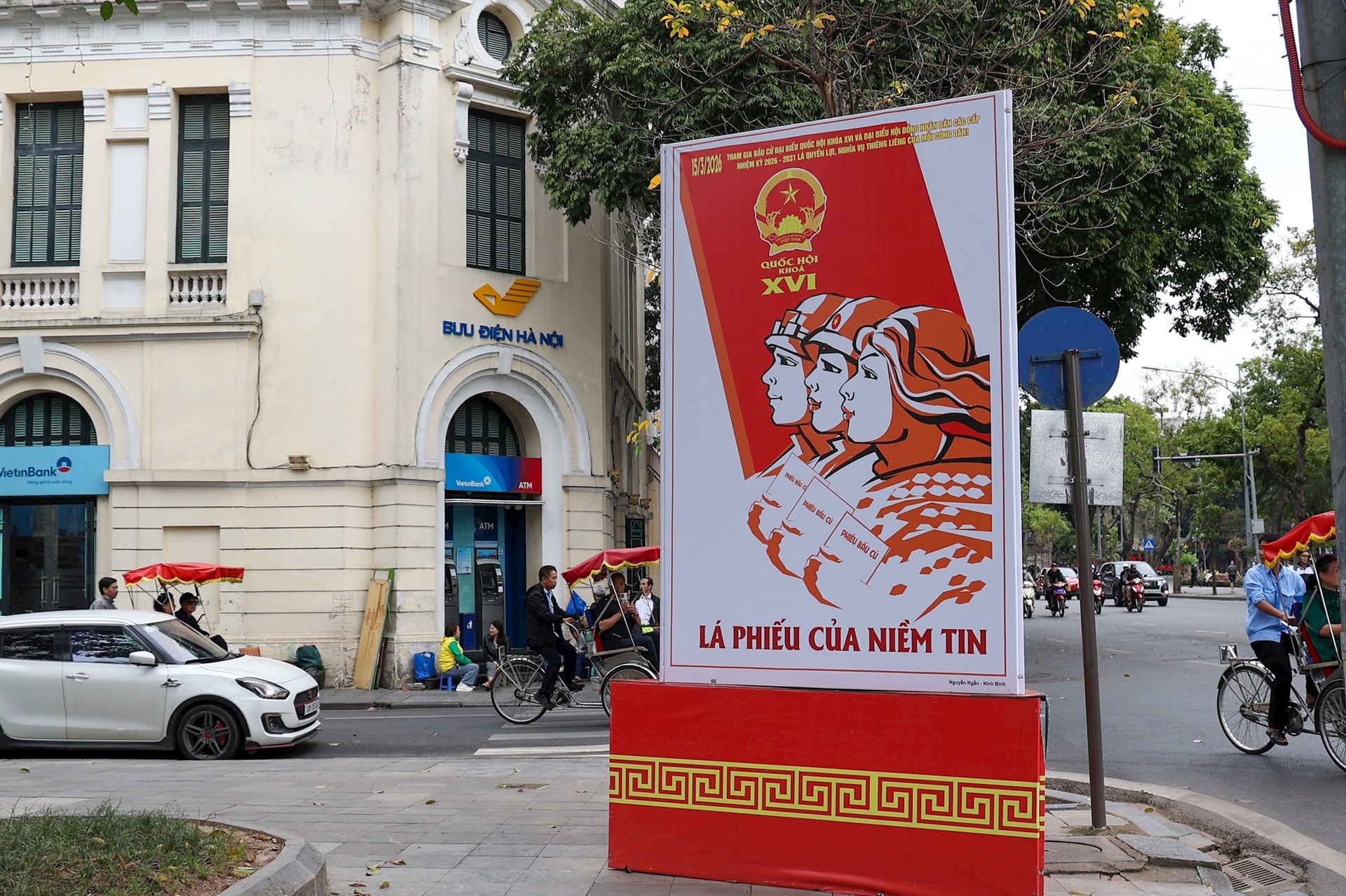 Phường Hoàn Kiếm rực rỡ cờ hoa chào đón ngày bầu cử- Ảnh 9.