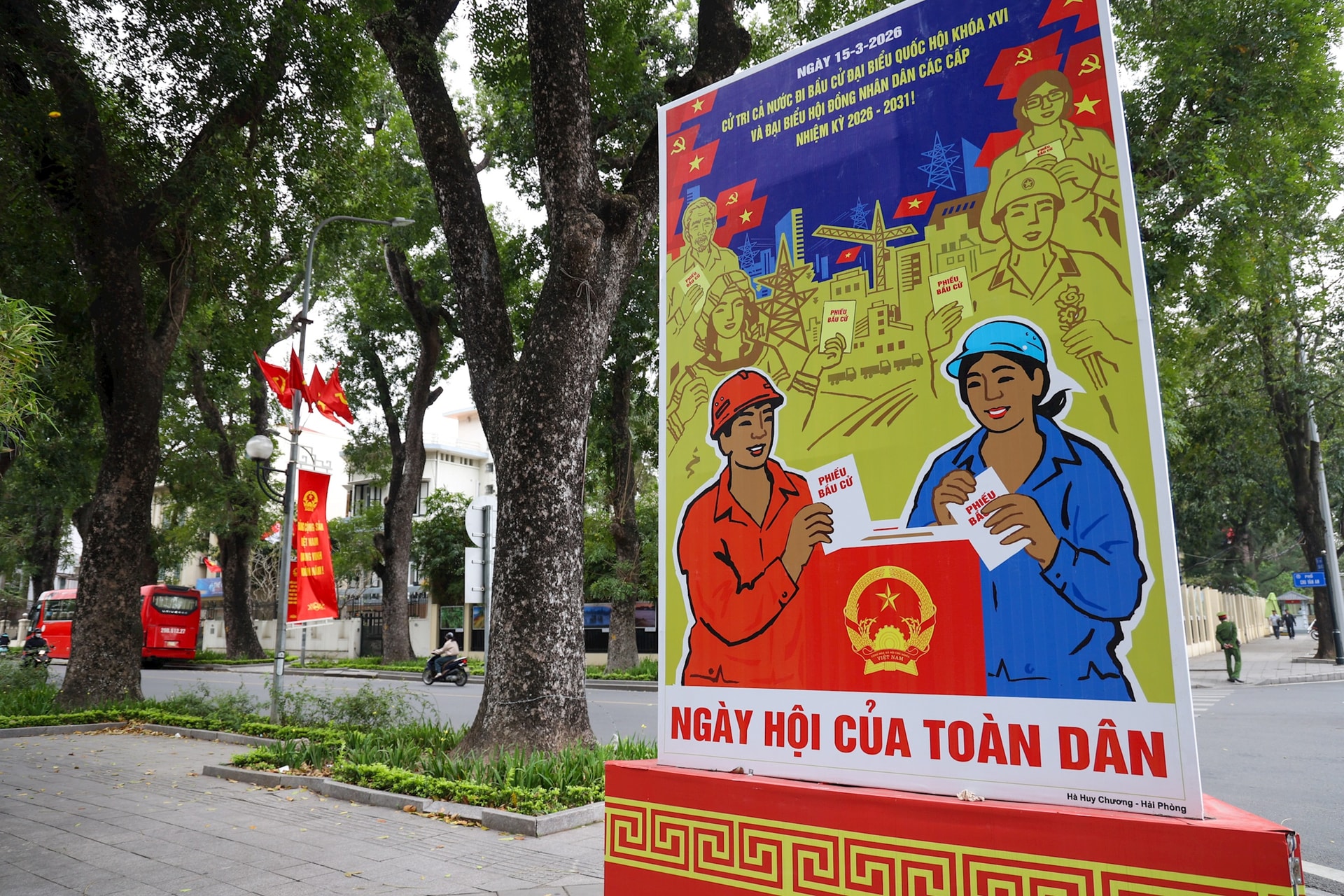 Phường Hoàn Kiếm rực rỡ cờ hoa chào đón ngày bầu cử- Ảnh 11.