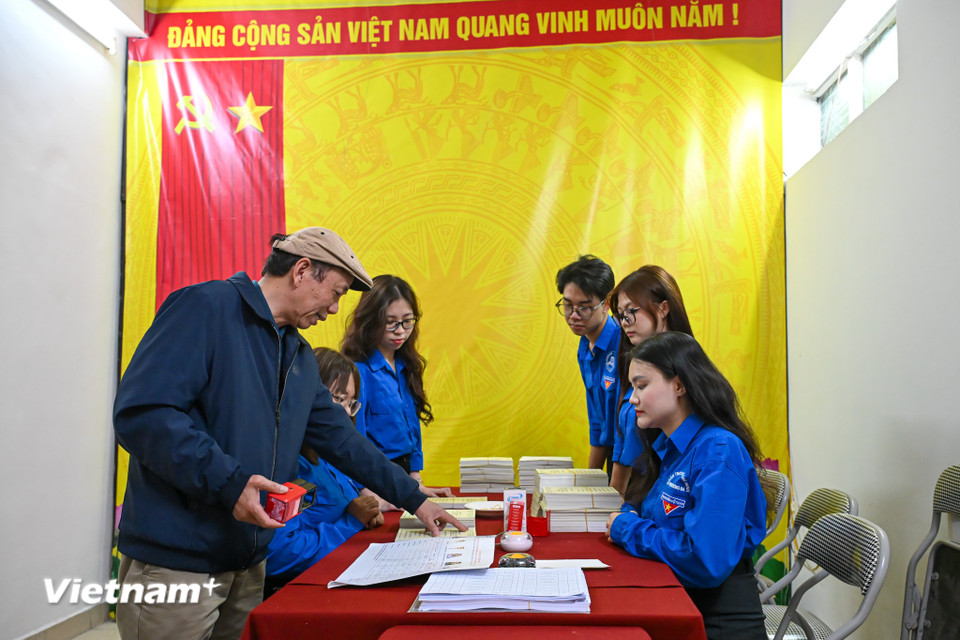 'Nước rút' chuẩn bị phiếu bầu, gõ cửa từng nhà phát thẻ cử tri ở Hà Nội- Ảnh 1.