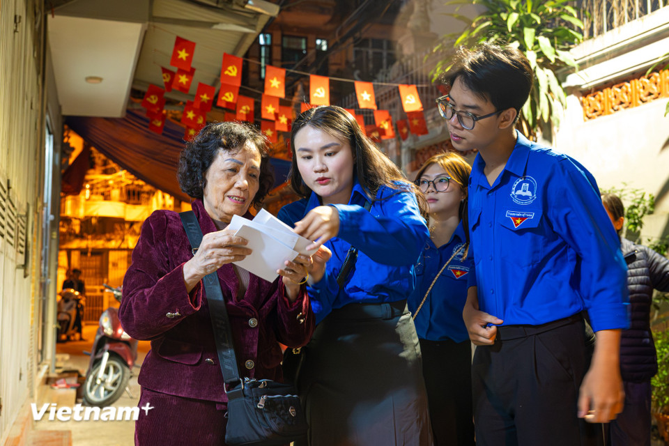 'Nước rút' chuẩn bị phiếu bầu, gõ cửa từng nhà phát thẻ cử tri ở Hà Nội- Ảnh 11.