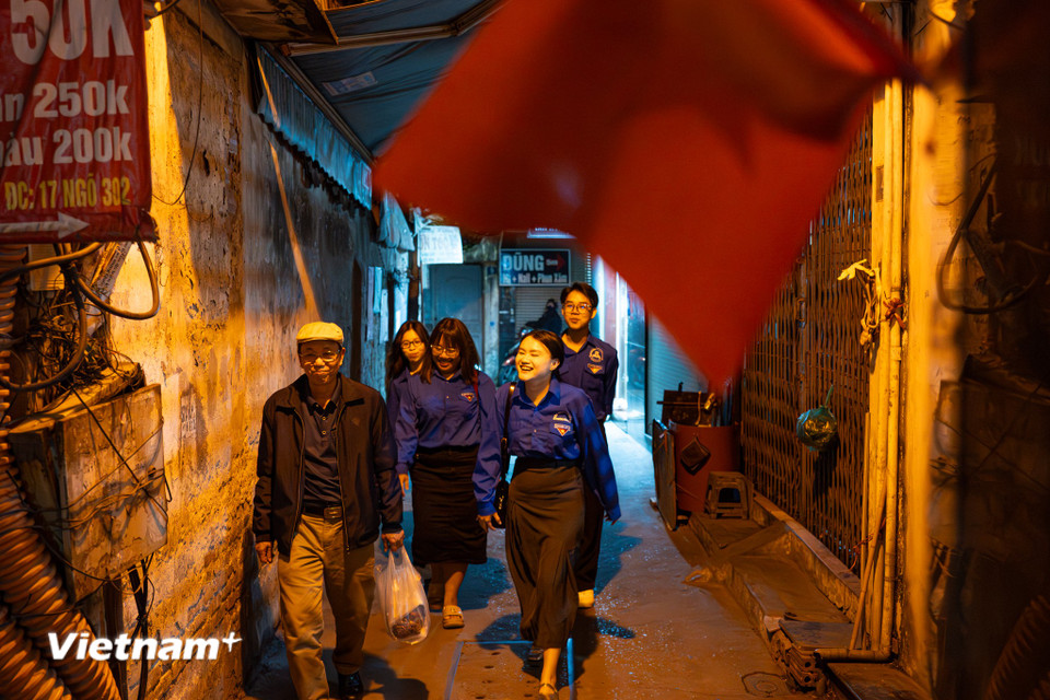 'Nước rút' chuẩn bị phiếu bầu, gõ cửa từng nhà phát thẻ cử tri ở Hà Nội- Ảnh 16.