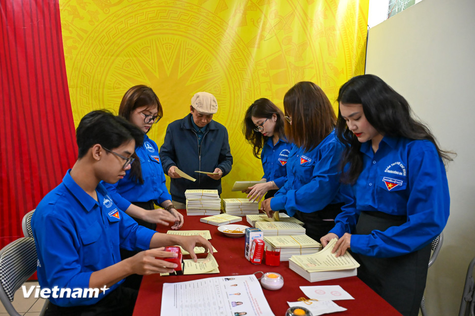 'Nước rút' chuẩn bị phiếu bầu, gõ cửa từng nhà phát thẻ cử tri ở Hà Nội- Ảnh 2.