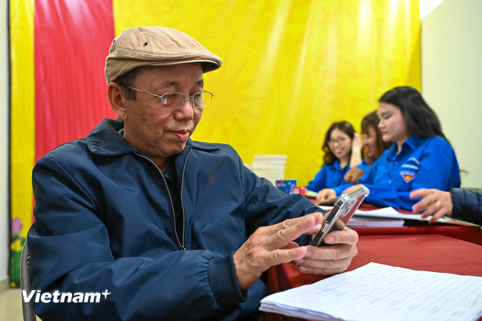 'Nước rút' chuẩn bị phiếu bầu, gõ cửa từng nhà phát thẻ cử tri ở Hà Nội- Ảnh 3.