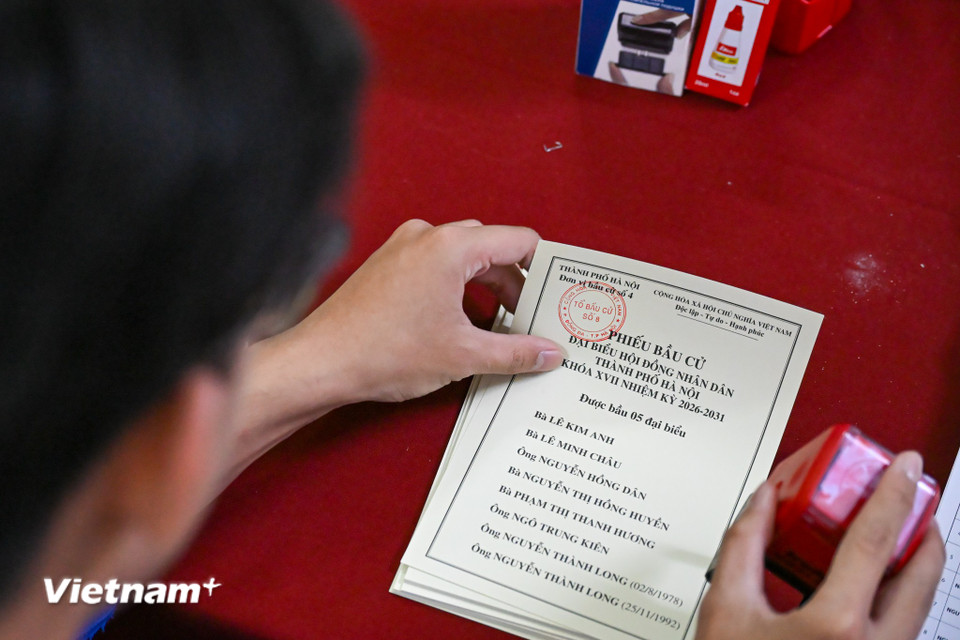 'Nước rút' chuẩn bị phiếu bầu, gõ cửa từng nhà phát thẻ cử tri ở Hà Nội- Ảnh 4.