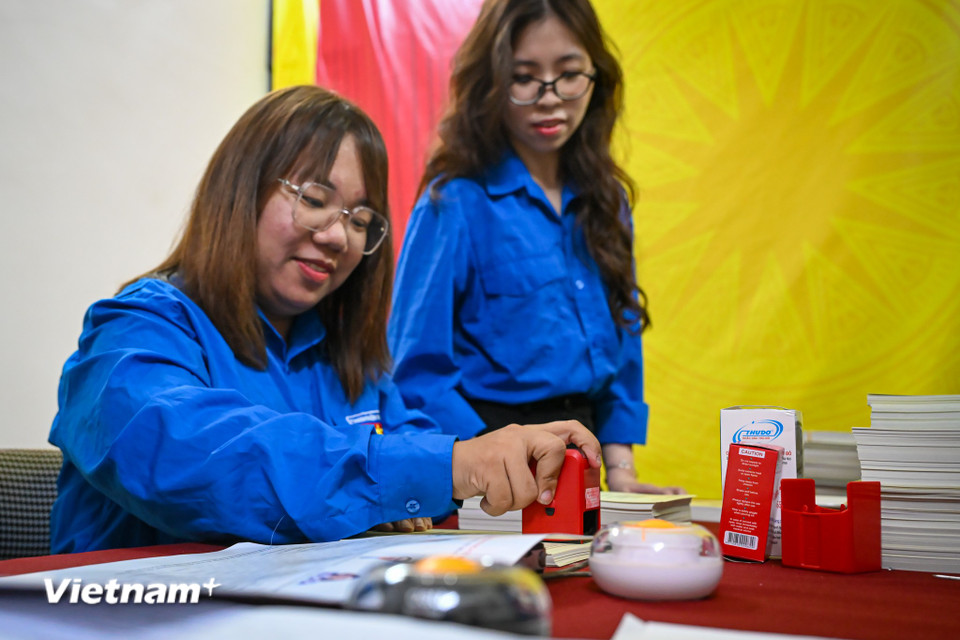 'Nước rút' chuẩn bị phiếu bầu, gõ cửa từng nhà phát thẻ cử tri ở Hà Nội- Ảnh 5.