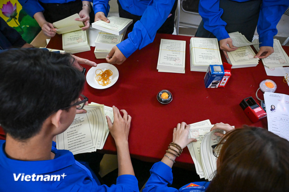 'Nước rút' chuẩn bị phiếu bầu, gõ cửa từng nhà phát thẻ cử tri ở Hà Nội- Ảnh 6.