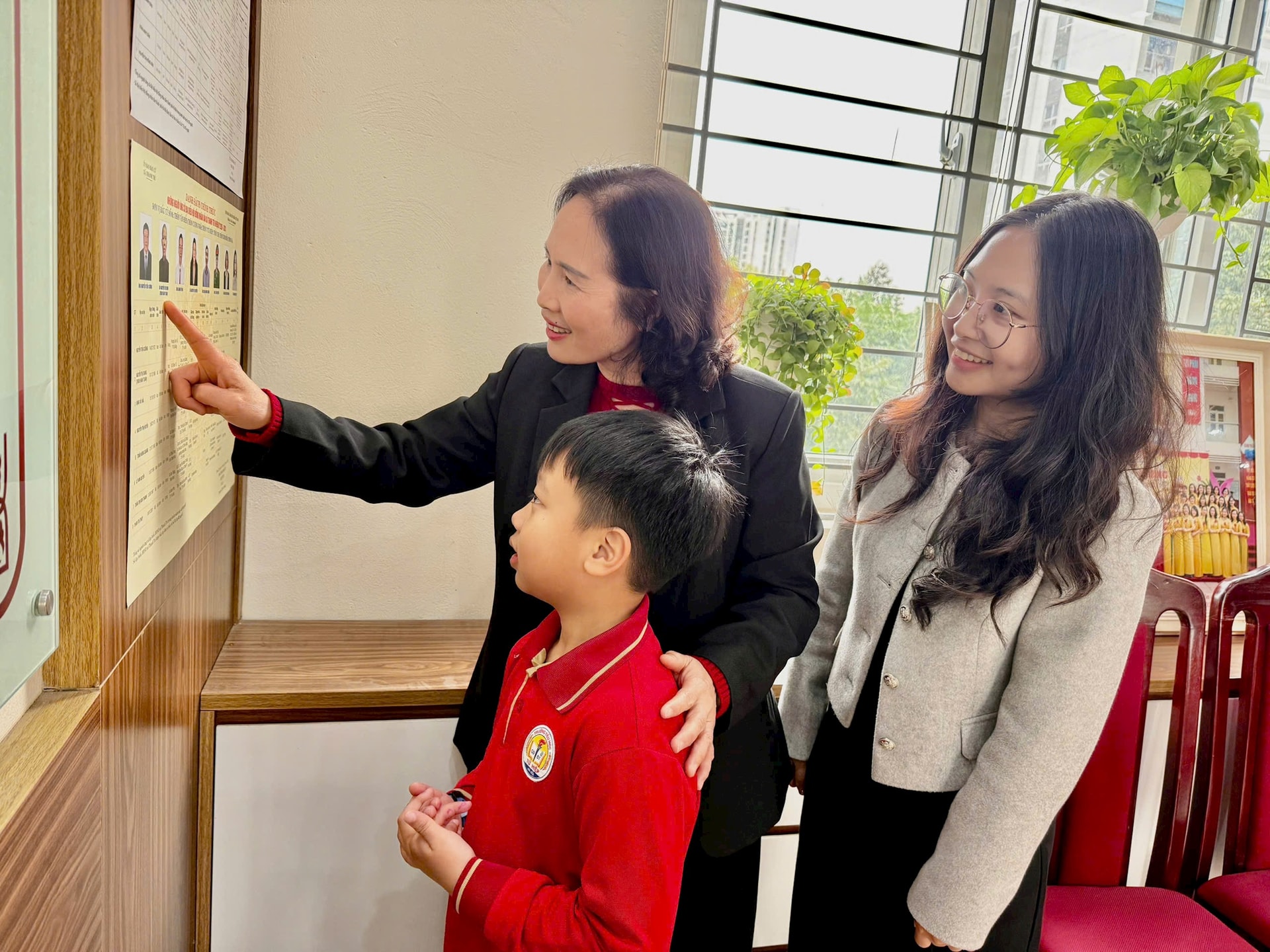 Mỗi mái trường ở Yên Sở góp sức cho ngày bầu cử- Ảnh 1.