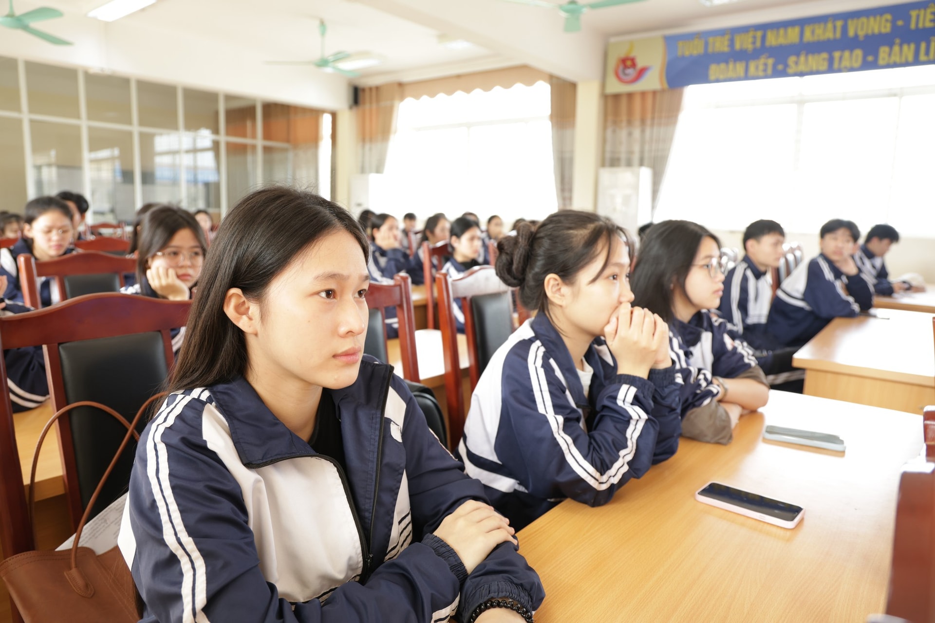 Xã Yên Xuân tuyên truyền pháp luật bầu cử cho cử tri tròn 18 tuổi- Ảnh 1.