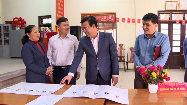 Đồng chí Bí thư Đảng uỷ xã Hoài Đức tiếp tục kiểm tra công tác chuẩn bị bầu cử tại các đơn vị bầu cử- Ảnh 3.