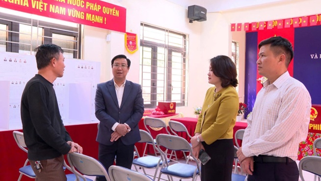 Đồng chí Bí thư Đảng uỷ xã Hoài Đức tiếp tục kiểm tra công tác chuẩn bị bầu cử tại các đơn vị bầu cử- Ảnh 4.