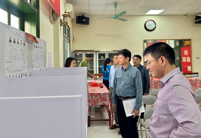 Đồng chí Nguyễn Huy Hoàng - Phó Bí thư Đảng uỷ, Chủ tịch UBND xã kiểm tra công tác chuân bi tại các điểm bầu cử- Ảnh 2.