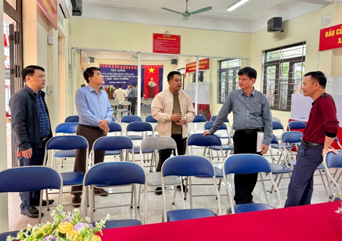Đồng chí Nguyễn Huy Hoàng - Phó Bí thư Đảng uỷ, Chủ tịch UBND xã kiểm tra công tác chuân bi tại các điểm bầu cử- Ảnh 3.