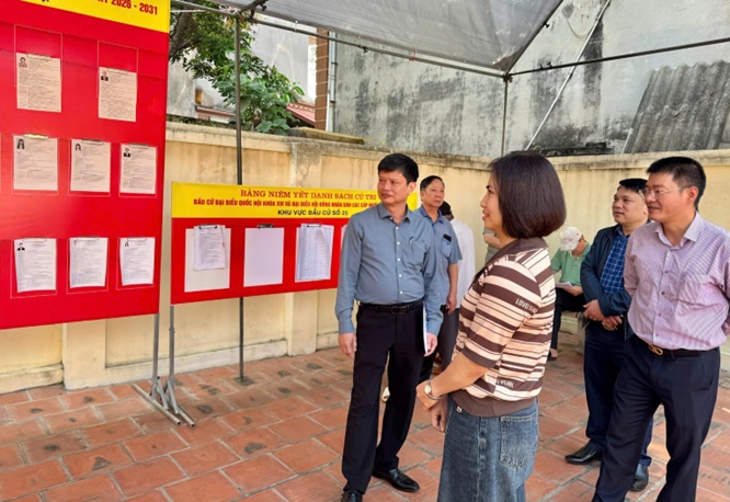 Đồng chí Nguyễn Huy Hoàng - Phó Bí thư Đảng uỷ, Chủ tịch UBND xã kiểm tra công tác chuân bi tại các điểm bầu cử- Ảnh 4.