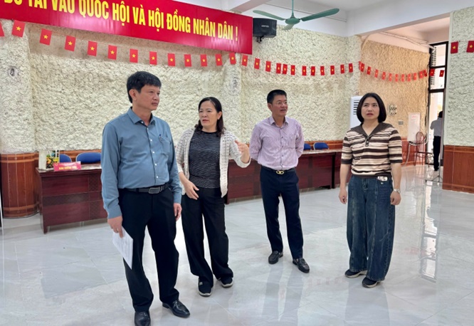Đồng chí Nguyễn Huy Hoàng - Phó Bí thư Đảng uỷ, Chủ tịch UBND xã kiểm tra công tác chuân bi tại các điểm bầu cử- Ảnh 5.