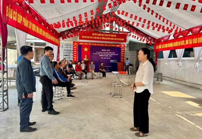 Đồng chí Nguyễn Huy Hoàng - Phó Bí thư Đảng uỷ, Chủ tịch UBND xã kiểm tra công tác chuân bi tại các điểm bầu cử- Ảnh 6.