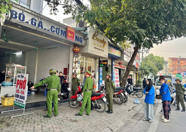 Hoài Đức tổ chức ra quân giải tỏa vi phạm lấn, chiếm lòng đường, vỉa hè, hành lang an toàn giao thông phục vụ cuộc Bầu cử Đại biểu Quốc hội khóa XVI và đại biểu Hội đồng nhân dân các cấp nhiệm kỳ 2026-2031.- Ảnh 3.