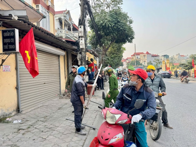 Hoài Đức tổ chức ra quân giải tỏa vi phạm lấn, chiếm lòng đường, vỉa hè, hành lang an toàn giao thông phục vụ cuộc Bầu cử Đại biểu Quốc hội khóa XVI và đại biểu Hội đồng nhân dân các cấp nhiệm kỳ 2026-2031.- Ảnh 5.