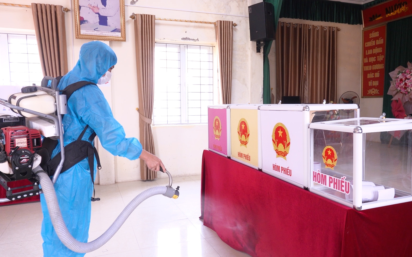 Xã Vân Đình phun khử khuẩn khu vực bỏ phiếu trước ngày bầu cử 15/3