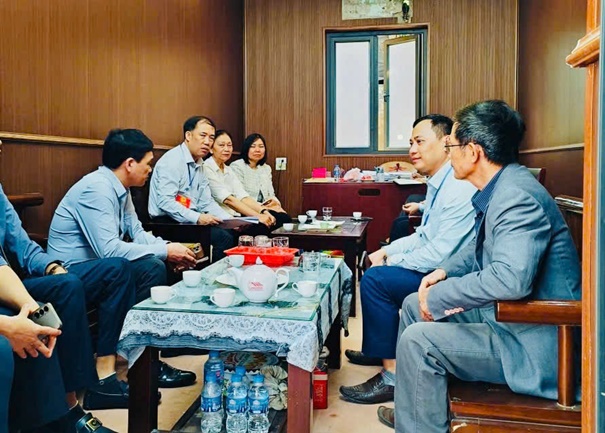 Đồng chí Cao Văn Toàn - UV BTV, Trưởng Ban xây dựng Đảng kiểm tra, giám sát công tác bầu cử các khu vực bỏ phiếu tại  thôn Giang Xá và Tổ dân phố Trạm Trôi- Ảnh 3.