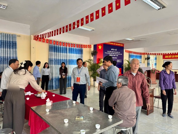 Đồng chí Cao Văn Toàn - UV BTV, Trưởng Ban xây dựng Đảng kiểm tra, giám sát công tác bầu cử các khu vực bỏ phiếu tại  thôn Giang Xá và Tổ dân phố Trạm Trôi- Ảnh 4.